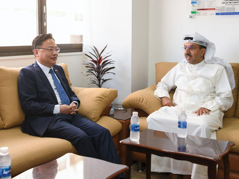 رئيس التحرير خلال استقباله السفير الصيني اليوم