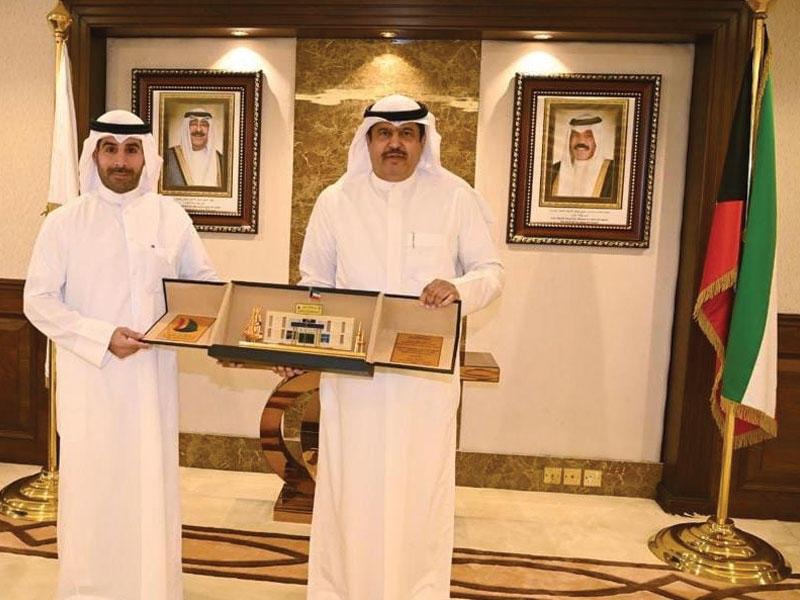 محافظ حولي علي الأصفر خلال استقباله الشيخ صباح أحمد الصباح