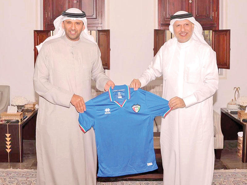 الشاهين يهدي بن خليفة قميص الأزرق