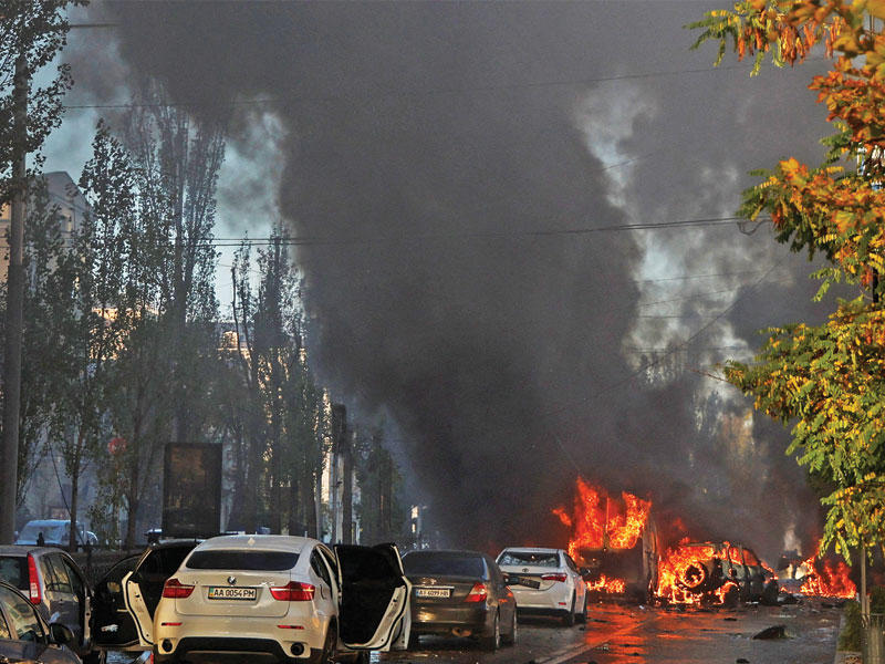 نيران القصف الروسي الصاروخي تلتهم سيارات مدنية في كييف (رويترز)
