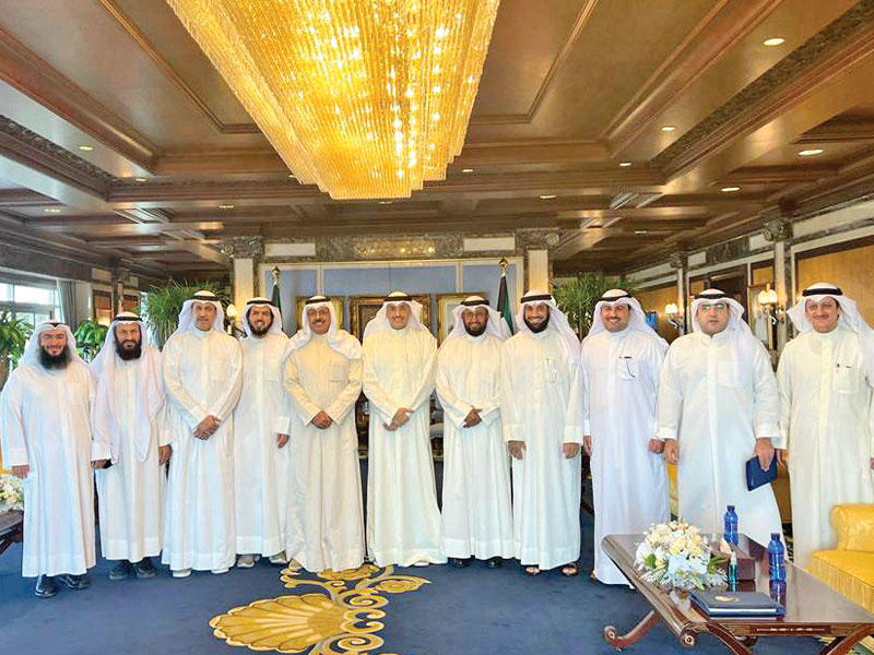 رئيس الوزراء متوسطاً النواب الـ 10 عقب اجتماع أمس