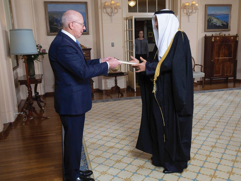 سفير دولة الكويت لدى أستراليا بسام القبندي مسلّماً أوراق اعتماده 