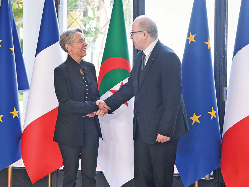 رئيس الوزراء الجزائري أيمن بن عبدالرحمن مع نظيرته الفرنسية إليزابيت بورن