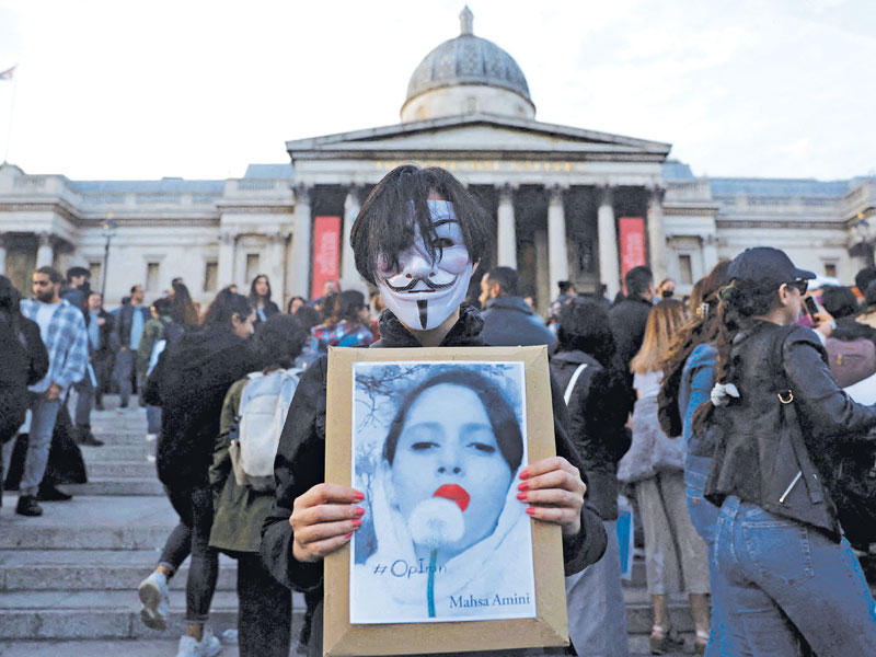 متضامن مع محتجي إيران في لندن t(رويترز)