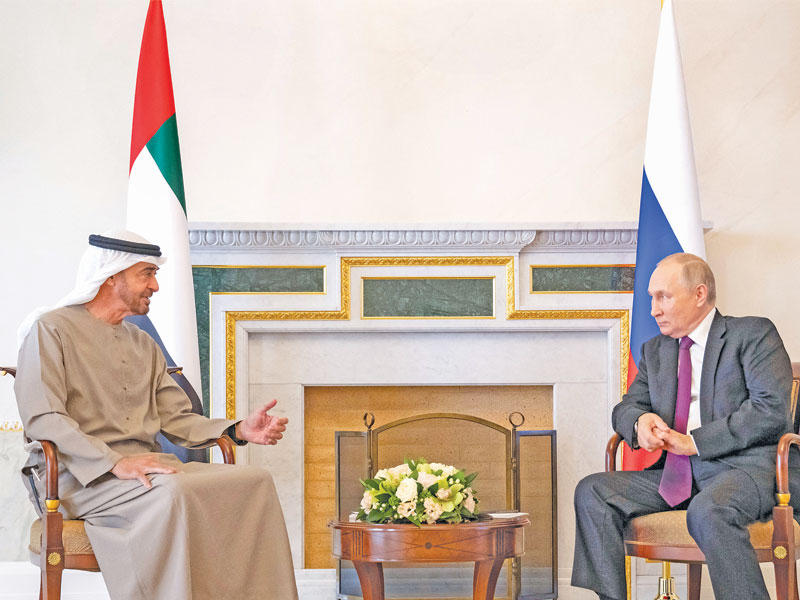 بوتين مستقبلاً بن زايد في سان بطرسبورغ (رويترز)