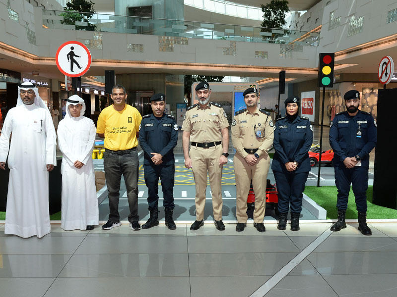 المقدم عثمان غريب يتوسط فريق الحملة 