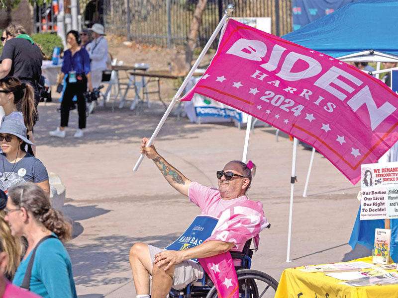 مناصر لبايدن خلال تجمع مؤيد للإجهاض في كاليفورنيا (أ ف ب)