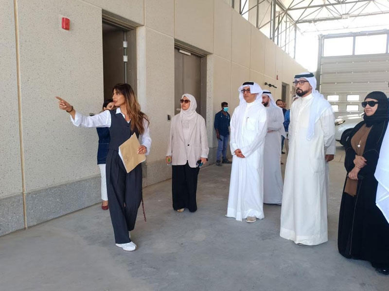  رئيس اللجنة الأمين العام للجامعة بالإنابة د. محمد زينل متوسطاً الحضور خلال جولة تسلم المباني