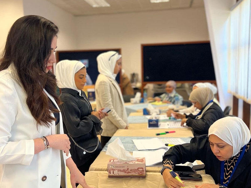 جانب من فعاليات التصويت بقاعة الاقتراع