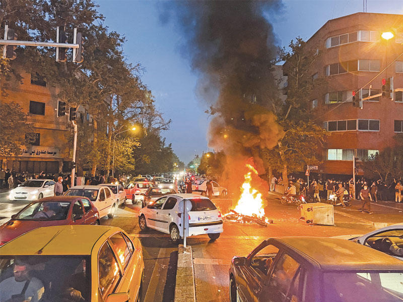 إحراق دراجة للشرطة خلال احتجاج في طهران (رويترز)