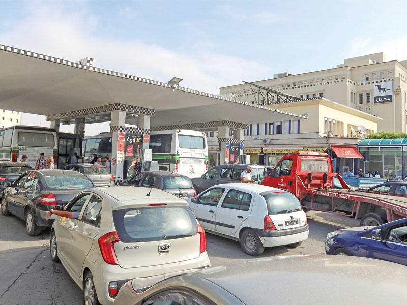 ازدحام وطوابير بمحطة وقود في تونس العاصمة (رويترز)