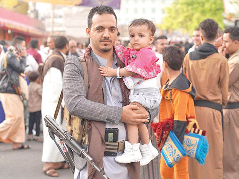 احد عناصر الحوثيين مع طلفته