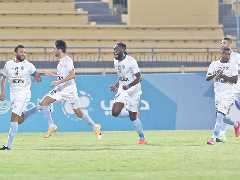 سانغ بير يحتفل بهدف السالمية في شباك القادسية