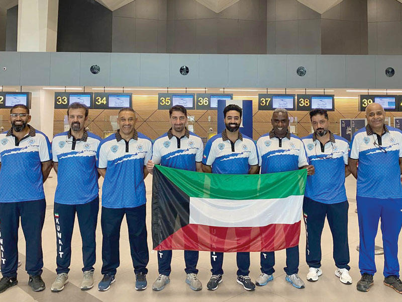 وفد المنتخب في مطار الكويت قبل المغادرة