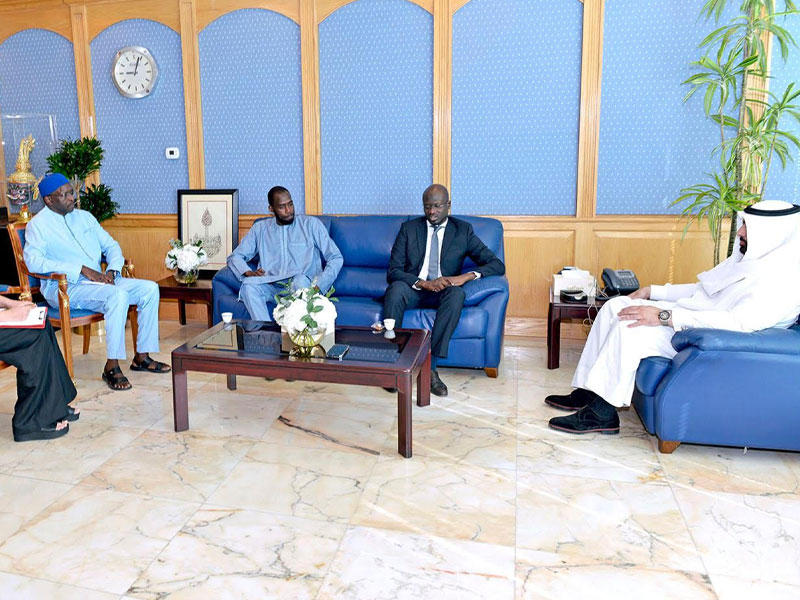 مدير جامعة الكويت د. يوسف الرومي مستقبلا وفد من سفارة السنغال