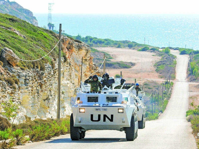 آلية لقوات «اليونيفيل» الدولية في الناقورة وهي أبعد نقطة على الحدود اللبنانية البحرية الجنوبية (رويترز)