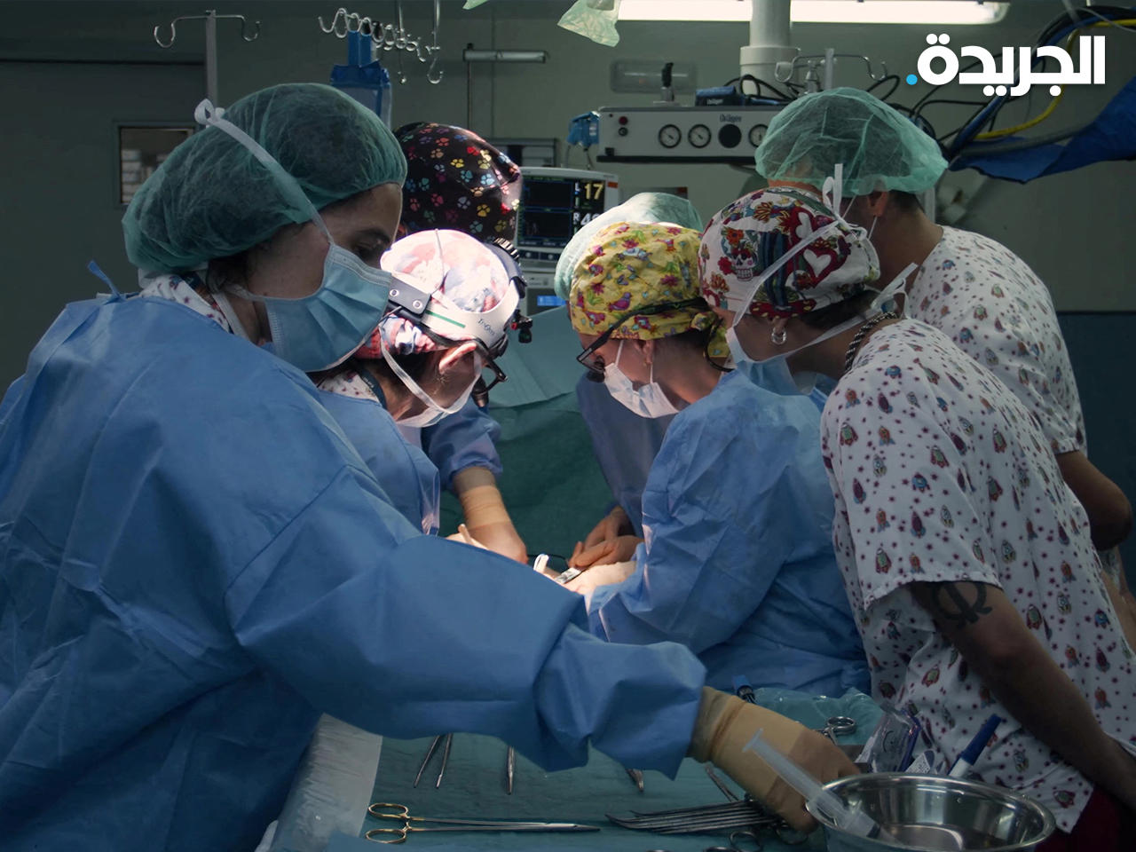 الأطباء أثناء إجراء أول عملية زراعة أمعاء في العالم لطفلة إسبانية