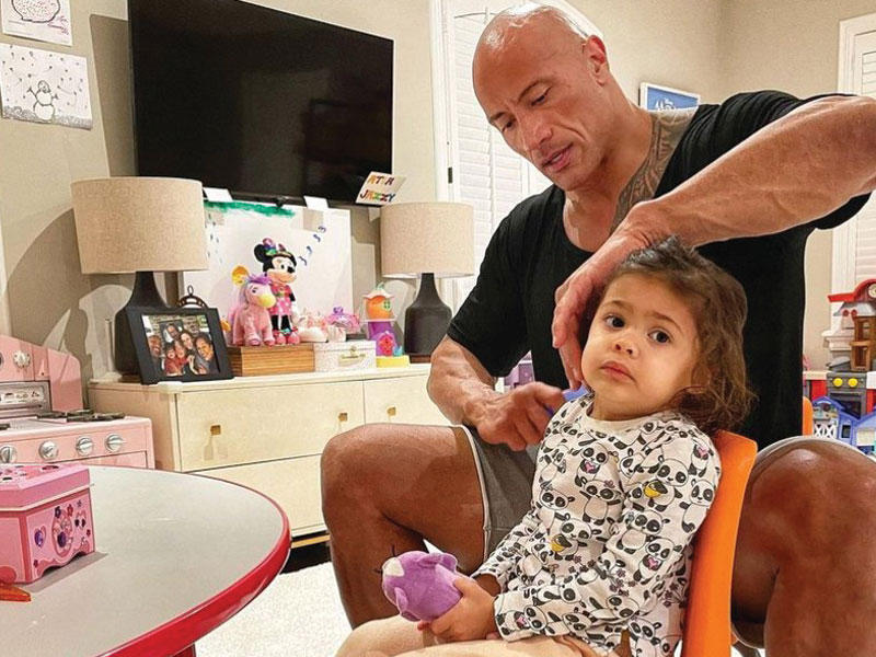  الممثل والمصارع ذا روك وابنته