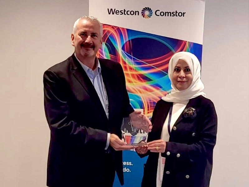 إيمان الروضان تتسلّم الجائزة من ستيڤ لوكي