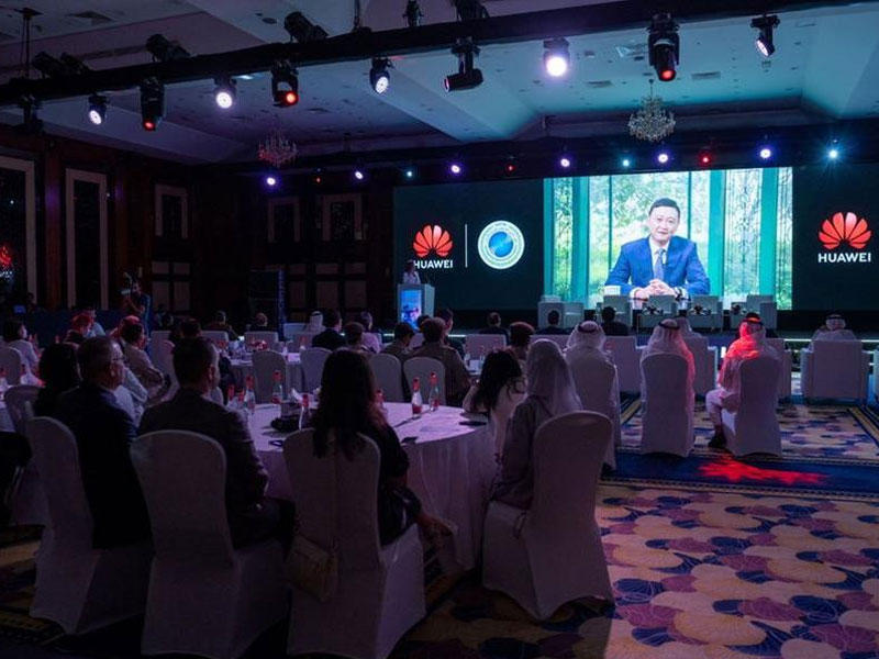 جيف وانغ الرئيس العالمي للعلاقات العامة والاتصالات في هواوي ملقياً كلمته بالمؤتمر
