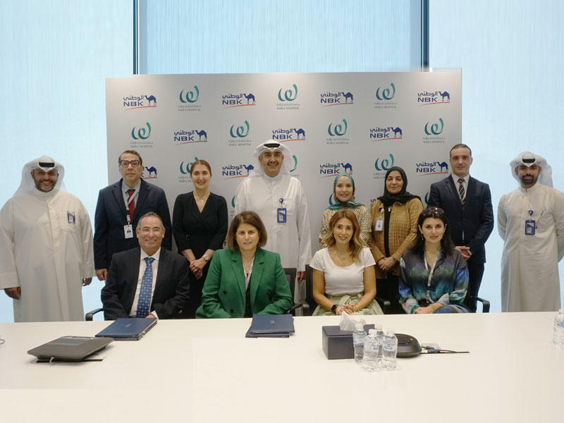 لقطة جماعية خلال توقيع العقد