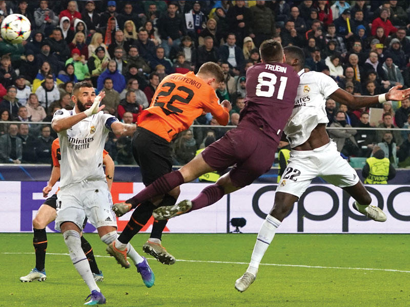 روديغر مدافع ريال مدريد يسجل هدفه في مرمى شاختار