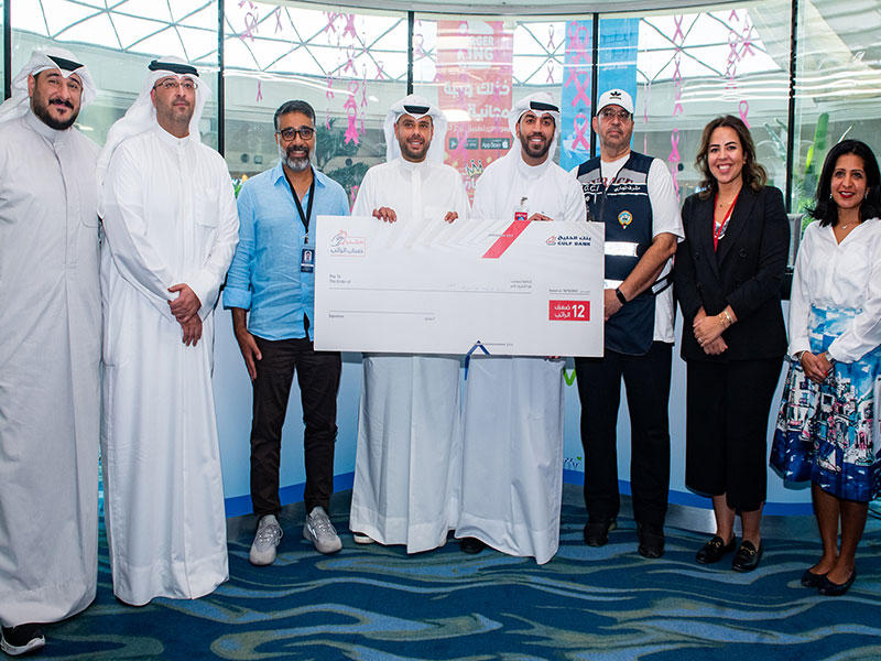 الفائزة تتسلم الجائزة