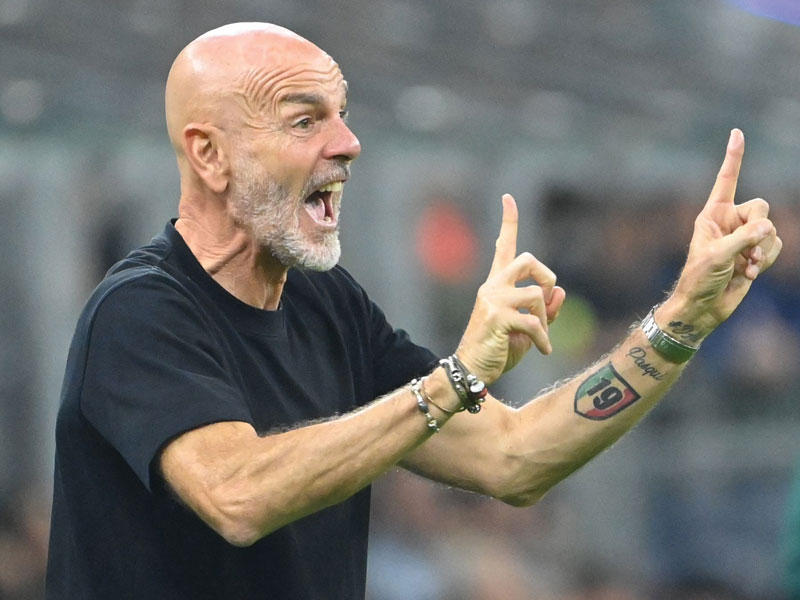  المدير الفني ستيفانو بيولي 