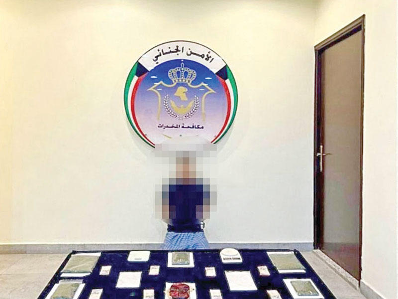 أحد المتهمين وأمامه المضبوطات