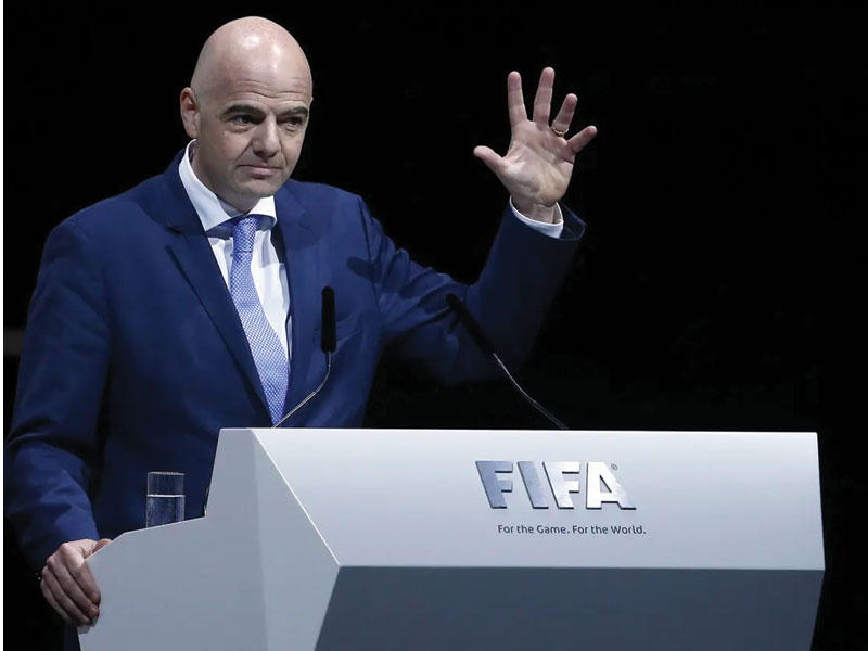 رئيس الاتحاد الدولي للعبة فيفا جاني إنفانتينو