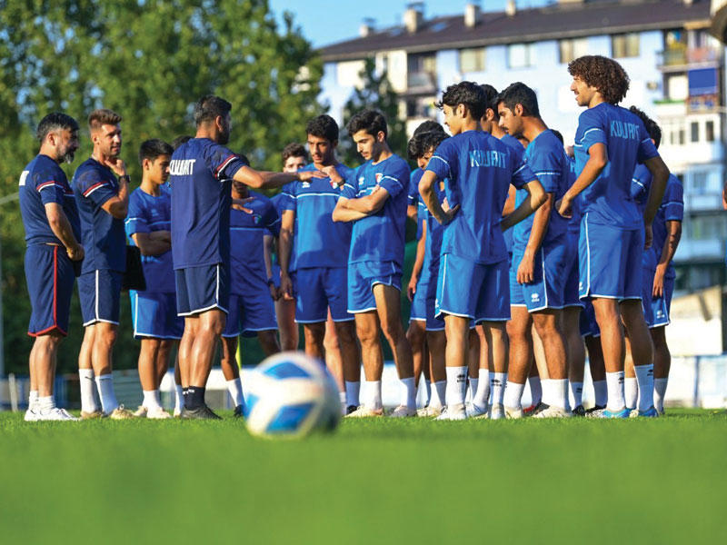 المدرب محمد الفيلكاوي مجتمعاً مع اللاعبين في تدريب سابق