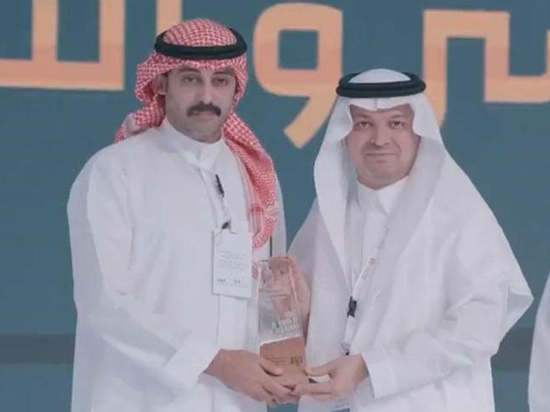 الزمام أثناء تكريمه في الرياض