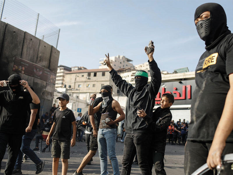 شبان فلسطينيون يواجهون الأمن الإسرائيلي في مخيم شعفاط المحاصر (د ب أ)