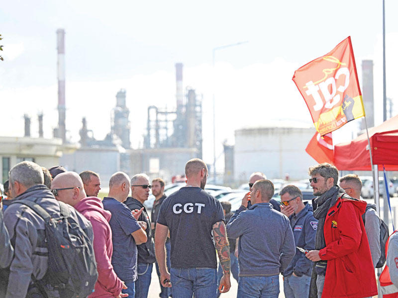 جانب من اضراب عمال مصافي النفط الفرنسية