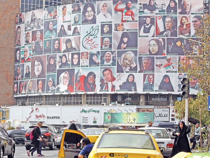 لافتة رفعتها السلطات تحت عنوان «نساء من بلدي إيران» في طهران فيما بدا أنه رد على الاحتجاجات الداعمة لحقوق النساء (أ ف ب)