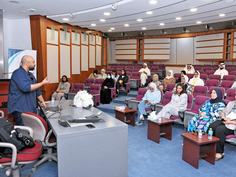 الأستاذ متحدثاً في المحاضرة