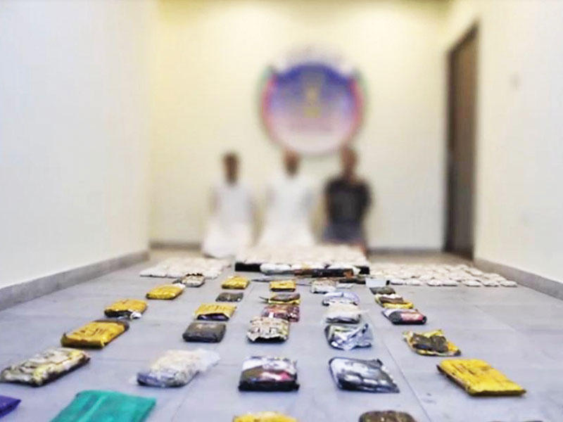 الموقوفون وأمامهم المضبوطات