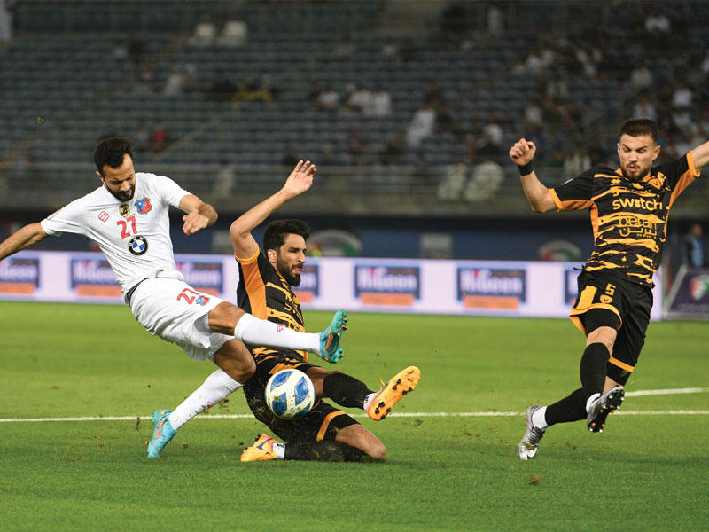 جانب من المواجهة السابقة بين الكويت والقادسية