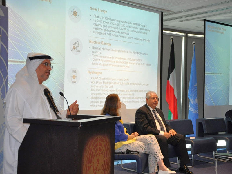 النيادي متحدثاً ويبدو الشيخ وشلتوت ولويس