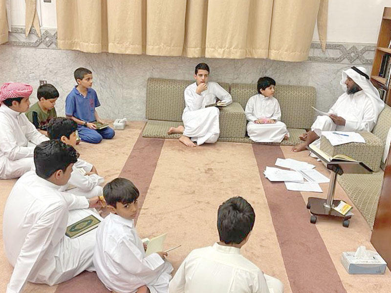 طلاب الحلقات الصيفية يجتمعون للتلاوة والتعليم