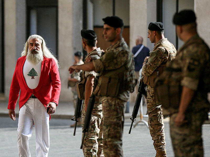 الناشط ميلاد أبوملهب الذي رشح نفسه لرئاسة الجمهورية يصل إلى مجلس النواب أمس (د ب أ)