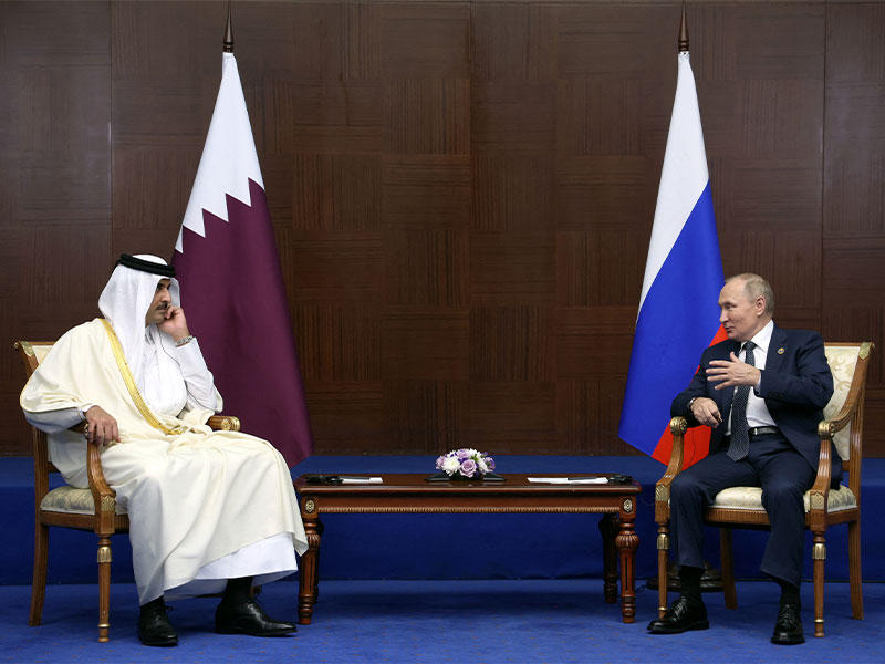 بوتين وأمير قطر في أستانة أمس (رويترز)