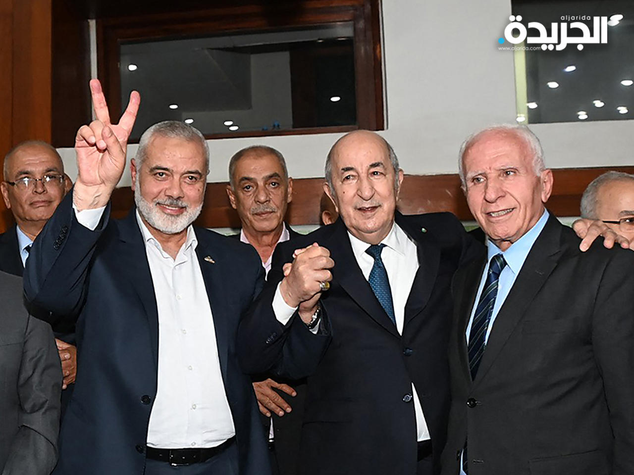 أحمد عزام عضو «حركة فتح» واسماعيل هنية رئيس المكتب السياسي للمقاومة الإسلامية «حماس»