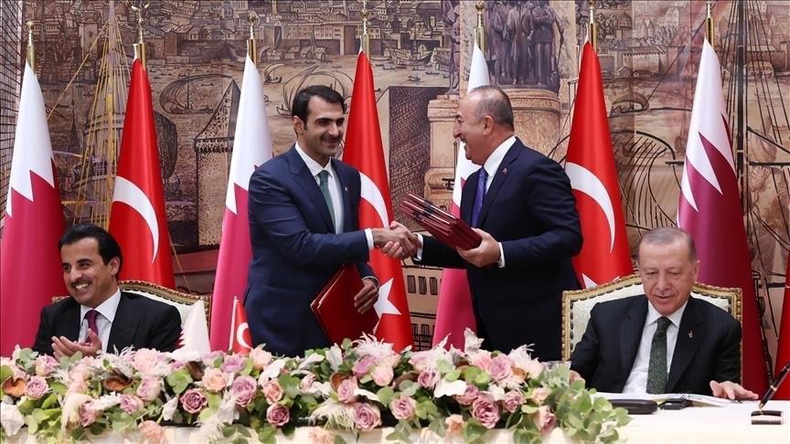 جانب من توقيع الاتفاقيات