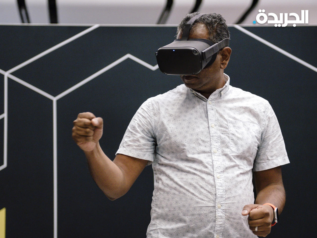 جديد «آبل».. نظارة تتيح دفع المال عبر بصمة العين