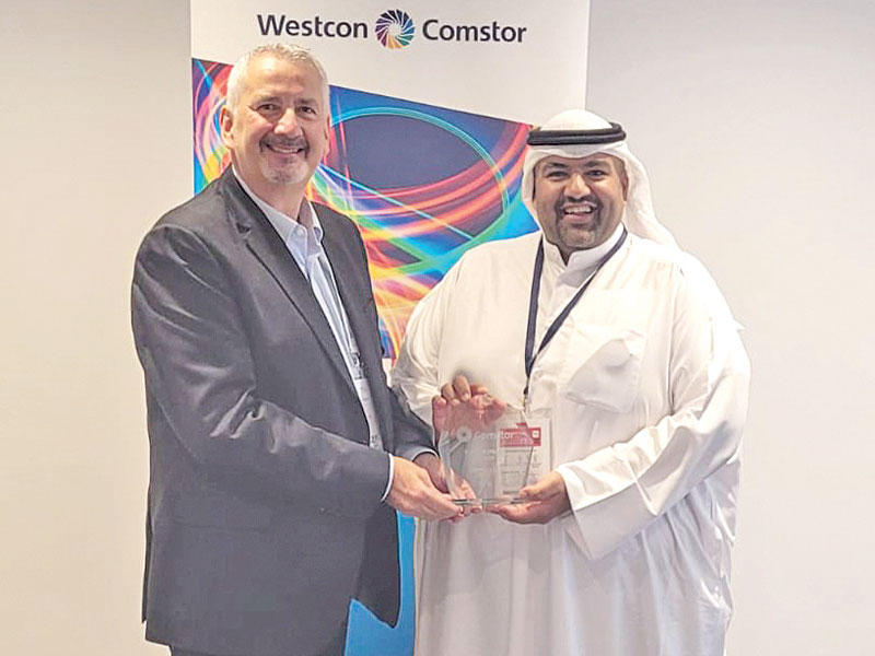 حمد المرزوق يتسّلم الجائزة من ستيڤ لوكي