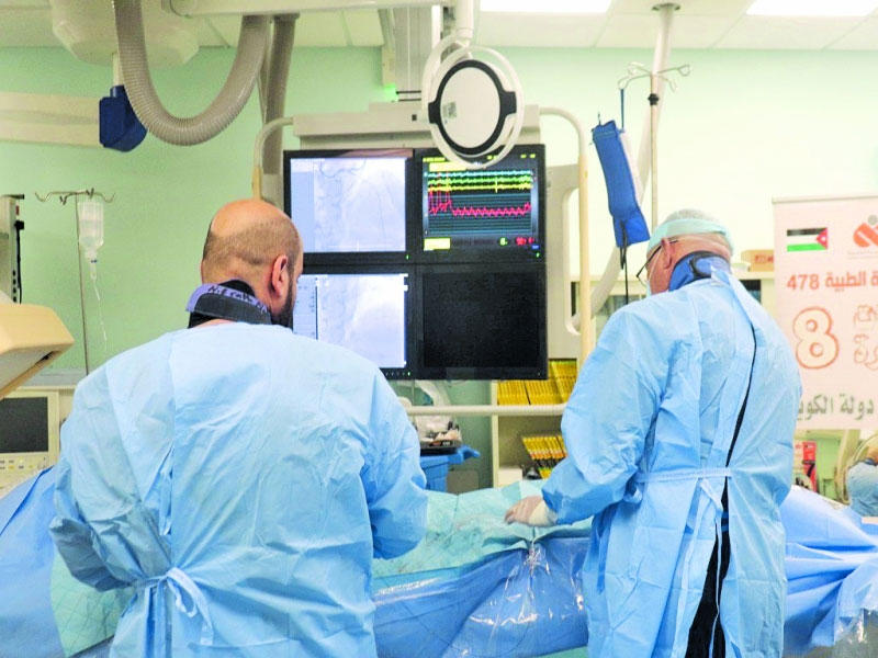 إحدى عمليات القسطرة التي تقوم بتمويلها جمعية الرحمة العالمية لصالح اللاجئين السوريين في الأردن 