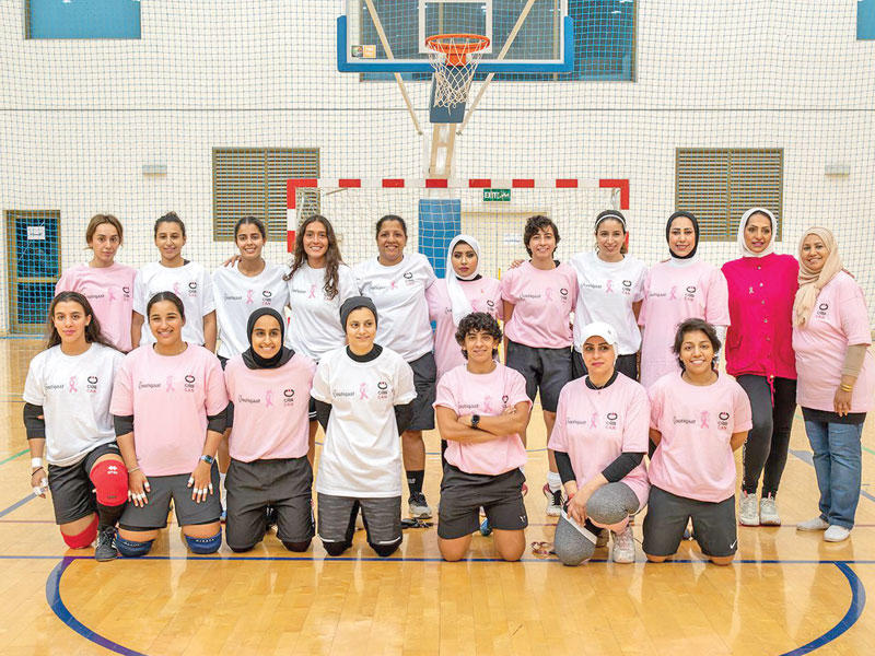 فريقا الأبيض والوردي في لقطة تذكارية قبيل بدء المباراة