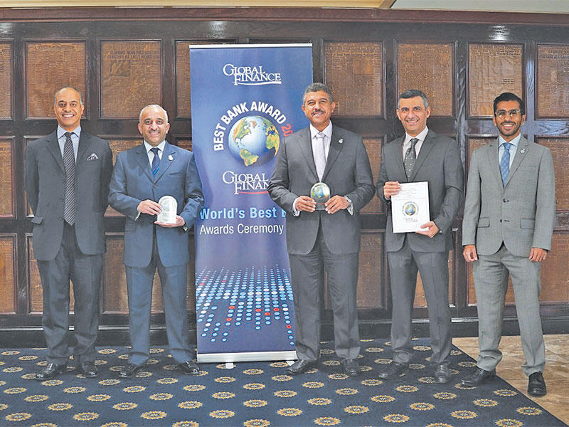 عبدالوهاب الرشود وعلى يمينه أحمد السميط وعبدالله الحداد وعلى يساره عبدالعزيز المرزوق وفهد السعد