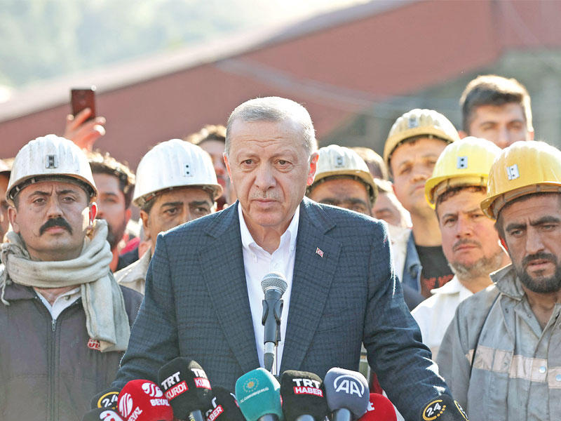 الرئيس رجب طيب إردوغان خلال القاء كلمته في مكان الحادث